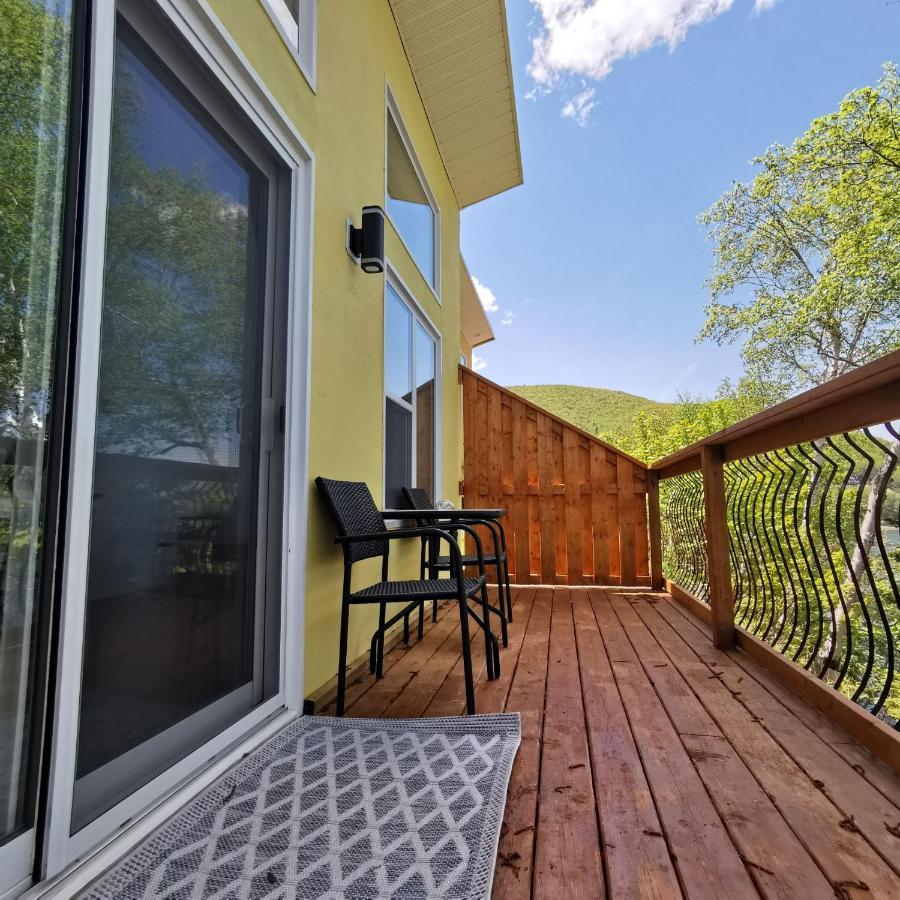 Knotty Pine Ocean Front Suite - Adults Only Ингониш Экстерьер фото
