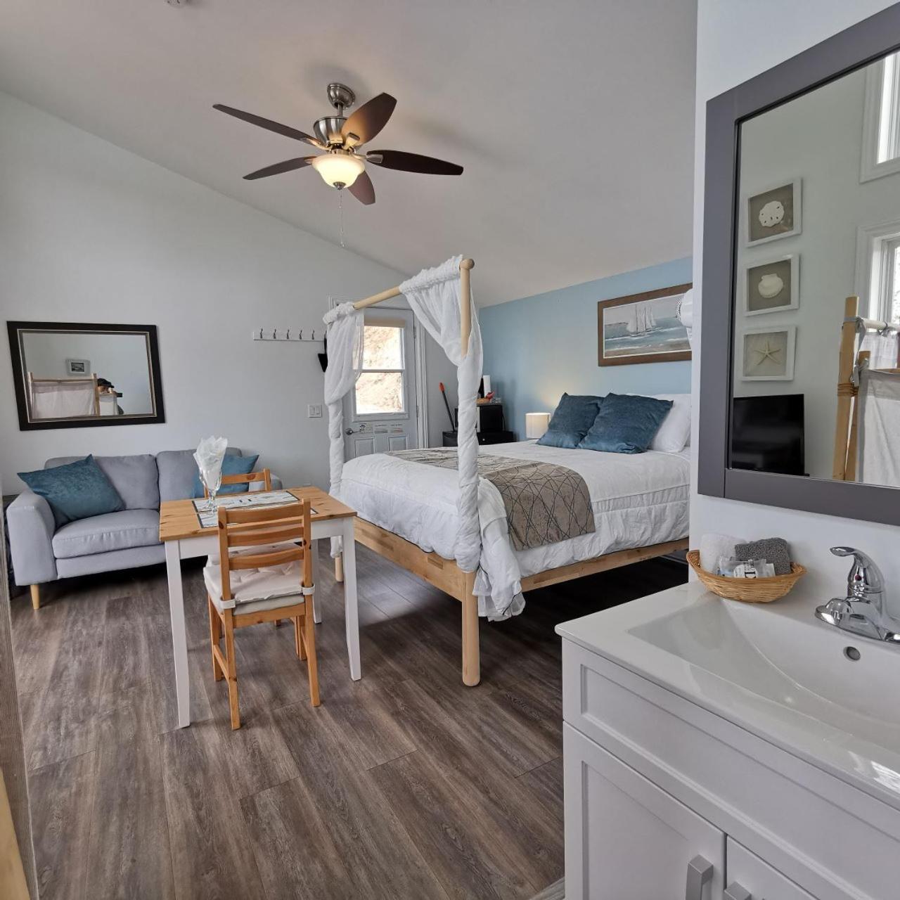 Knotty Pine Ocean Front Suite - Adults Only Ингониш Номер фото
